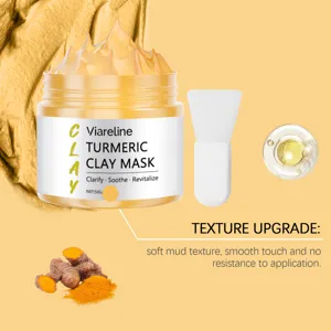 Detalle de mascarilla de arcilla de cúrcuma, textura de lodo suave para limpieza facial.