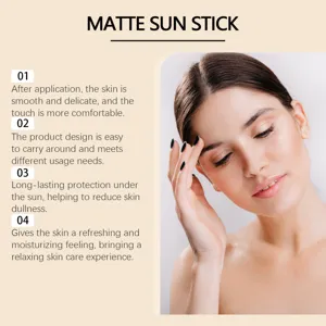 Stick solaire mat en detail montrant un design portable, une texture legere et protection.