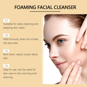 Détail de nettoyant facial moussant avec mousse riche et formule douce de soin quotidien.