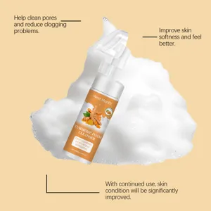 Détail du flacon de nettoyant mousse au curcuma pour un soin du visage hydratant et purifiant.