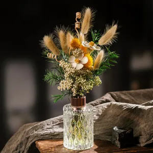 Set de difusor de aromas con flores secas decorativas y botella de vidrio para el hogar.