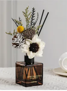 Detailaufnahme der Trockenblumen Duftdiffusor Flasche mit schwarzen Stäbchen und Pflanzen.