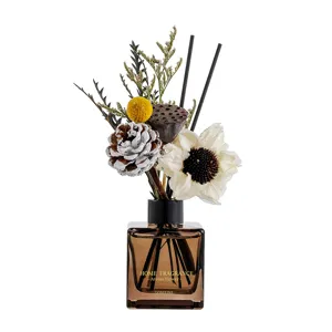 Detailansicht Trockenblumen Duftdiffusor, elegante braune Glasflasche mit natürlichen Akzenten.