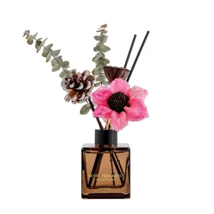 Getrockneter Blumen-Duftdiffusor mit Eukalyptusblättern und Stäbchen für die Heimdekoration.
