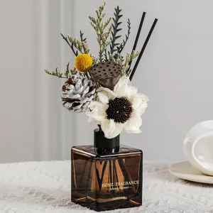 Raumduft mit Trockenblumen und Duftöl, elegante Aromadekoration für Wohnzimmer und Zuhause.