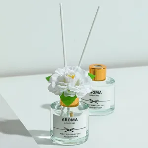 Eleganter weisser Blumen Duftdiffusor fuer zu Hause, langanhaltender Duft und frische Luft.