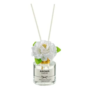 Weißer Blumen-Duftdiffusor mit Glasflasche und Stäbchen für die angenehme Raumluft.
