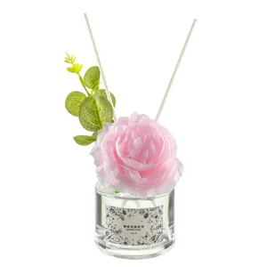 Difusor de aromas de aromaterapia con flor rosa y hojas verdes para la decoracion del hogar