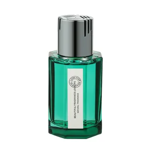 Bouteille en verre de désodorisant de voiture vert émeraude avec bouchon argenté et étiquette.