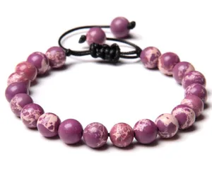 Gros plan de bracelet de perles de pierre violette avec cordon tressé noir réglable fin.