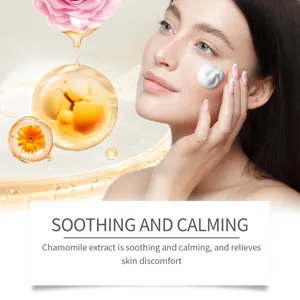 Détail de mousse nettoyante pour le visage apaisante à la camomille avec mousse douce.