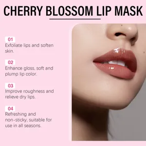 Nahaufnahme der feuchtigkeitsspendenden Kirschblüten-Lippenmaske mit glattem und glänzendem Finish.