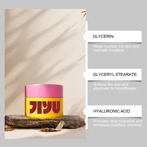 Vista detallada del tarro de crema facial que muestra los ingredientes clave y su diseño.