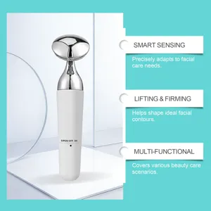 Vue détaillée de l'appareil de beauté pour le visage avec tête à rouleau lisse et poignée.