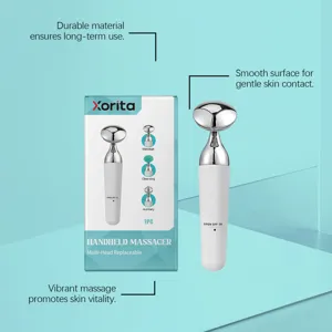 Détail de masseur facial portatif avec tête en métal lisse et corps durable pour soin doux.