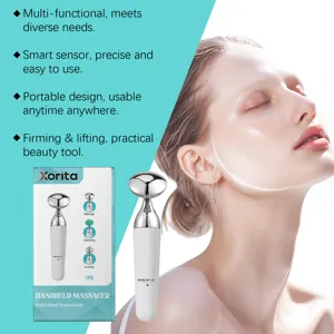 Détail de l'appareil de massage facial avec poignée élégante et têtes interchangeables.