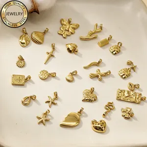 Detailansicht verschiedener vergoldeter Edelstahl-Anhänger in Herz- und Muschelform für DIY.