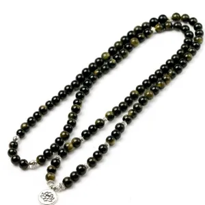 Vue détaillée du collier de perles en obsidienne dorée 108 avec pendentif lotus et métaux.