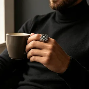 Κοντινό πλάνο ανδρικού σφραγιδόλιθου από ανοξείδωτο ατσάλι vintage