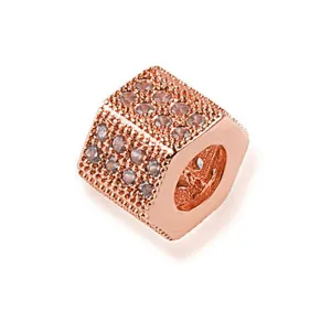 Nahaufnahme Detail von Zirkonia Roségold Würfel DIY Charm Schmuck Perlen Zubehör