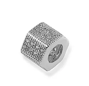 Detailaufnahme Silber Zirkonia quadratischer Perlen Anhänger für DIY Schmuckherstellung.