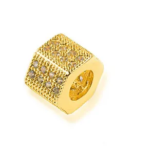 Detailansicht eines vergoldeten kubischen Charm-Perle mit Zirkonia für DIY Schmuck.