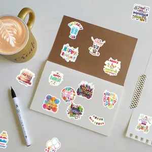 Vista dettagliata adesivi di buon compleanno, disegni di cartoni animati colorati per decorare.