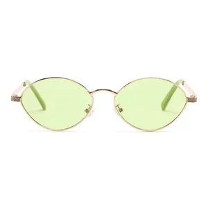 Nahaufnahme einer ovalen Retro-Sonnenbrille mit grünen Gläsern und goldenem Metallrahmen.