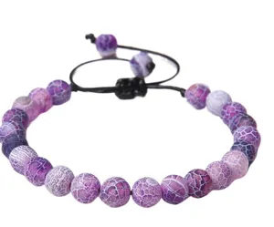 Bracelet de perles en agate craquelée violette avec cordon noir réglable pour le yoga.