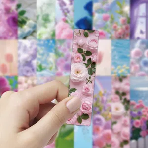 Detalle del marcapáginas de papel floral, con rosas rosas realistas para lectura.