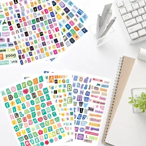 Vista detallada de coloridos adhesivos de letras y números estilo revista en el escritorio.