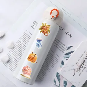 Gedetailleerd overzicht van schattige cartoonstickers met dieren op een witte waterfles.