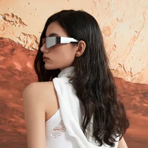 Gros plan de lunettes de soleil futuristes argentées de style Y2K au design moderne