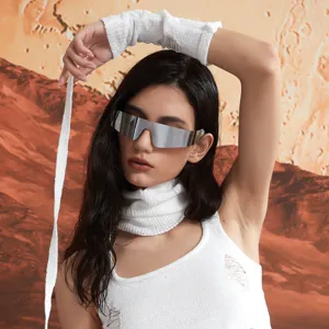 Lunettes de soleil Y2K futuristes sans monture argentées portées par un mannequin