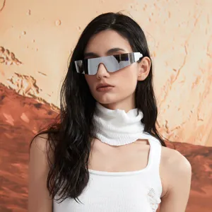 Gros plan sur des lunettes de soleil argentées futuristes Y2K sans monture pour femme