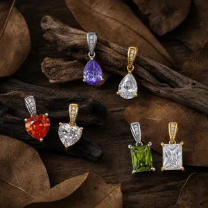 Vista dettagliata di vari pendenti in zirconia colorata a forma di cuore, goccia e quadrato