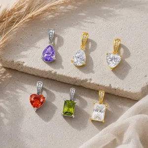Vista dettagliata di vari ciondoli in zirconia colorata a forma di cuore, pera e quadrato.