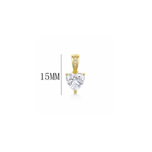Dettaglio del ciondolo in zircone a forma di cuore dorato con misura altezza di 15 mm