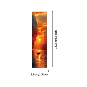 Vista detallada de las dimensiones del marcapáginas de papel con atardecer, 15x3,9cm.