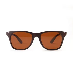 Occhiali da sole polarizzati quadrati TR9175 classici con montatura TR90 e rivetti.