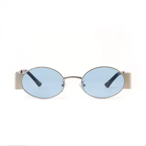 Occhiali da sole ovali vintage con lenti azzurre e montatura in metallo con design scavato