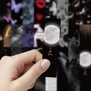 Marcador de libros de papel gótico oscuro con diseño de luna, papelería estética de lectura.