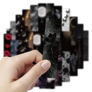 Detalle de marcapáginas de papel de mariposa gótica oscura, papelería de lectura estética.