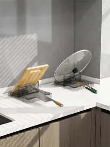 Vue détaillée du support pliable pour couvercle de casserole et planche à découper.