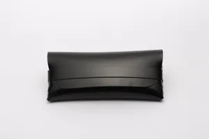 Minimalistisches schwarzes Brillenetui aus Leder mit einem eleganten Wickelverschluss
