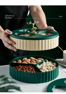 Vue détaillée de la boîte de rangement pour snacks luxueuse à étages avec poignée de cerf.