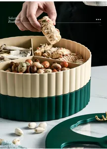 Vue détaillée de la boîte à snacks multicouche à compartiments pour salon, rangement élégant.