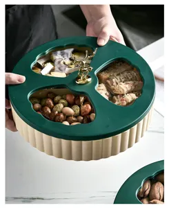 Vue détaillée d'une boîte à snacks de luxe avec poignée en cerf doré et couvercle vert.