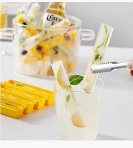 Detailopname van lange ijsblokjes stick mal met verse fruit voor drankjes in een glas.