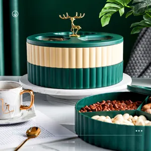 Boîte à collations multicouche de luxe avec poignée de cerf dorée, assiette de fruits.